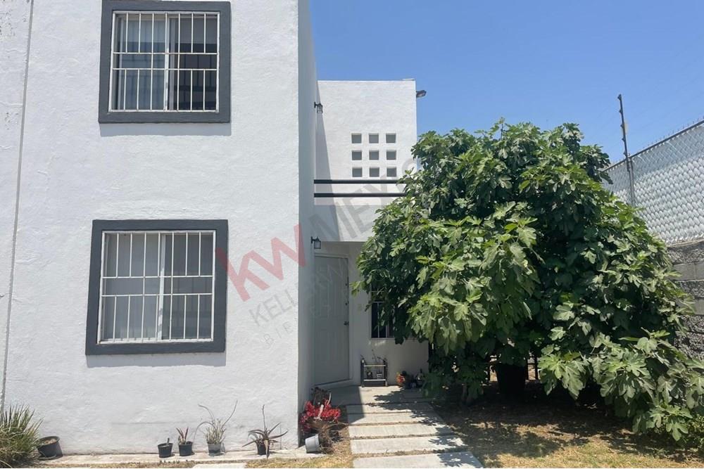 Casa en privada con excedente de terreno y recamara en planta baja, Los Huertos, Querétaro