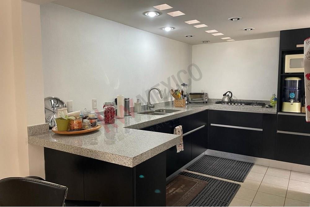 Casa en privada con excedente de terreno y recamara en planta baja, Los Huertos, Querétaro