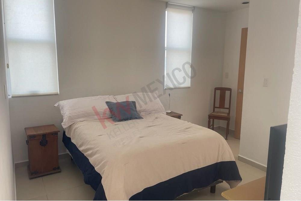 Casa en privada con excedente de terreno y recamara en planta baja, Los Huertos, Querétaro
