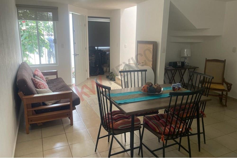 Casa en privada con excedente de terreno y recamara en planta baja, Los Huertos, Querétaro