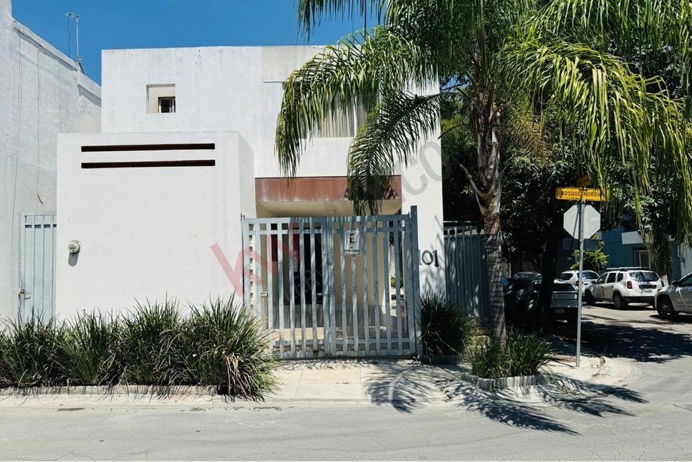 Casa en venta ubicada en esquina dentro del sector Bosques de Las Lomas, García, Nuevo León.