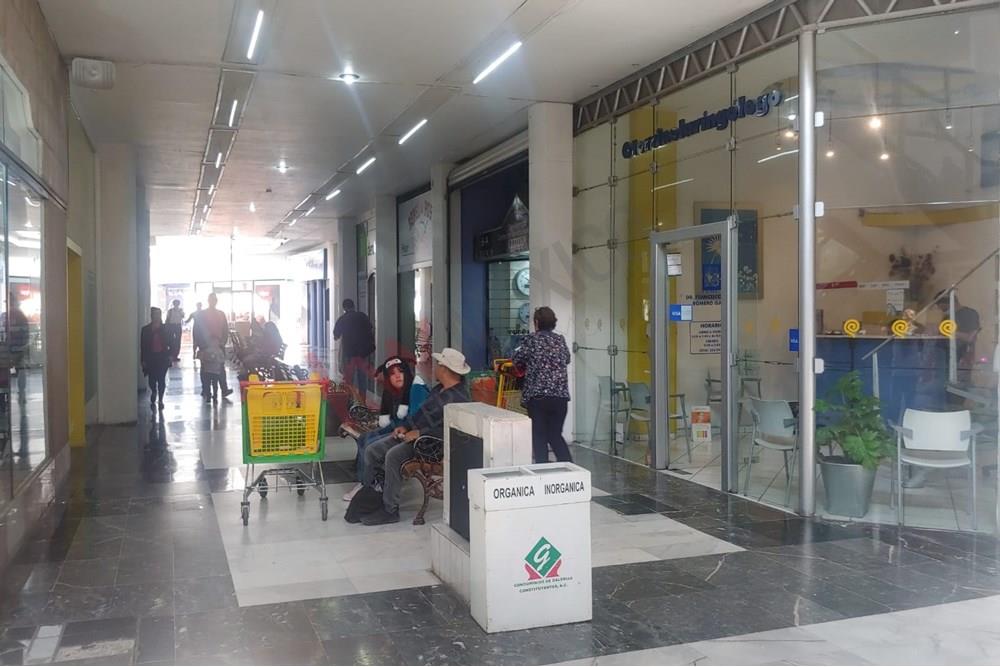 Locan Galerias Constituyentes, en plaza comercial, en renta.
