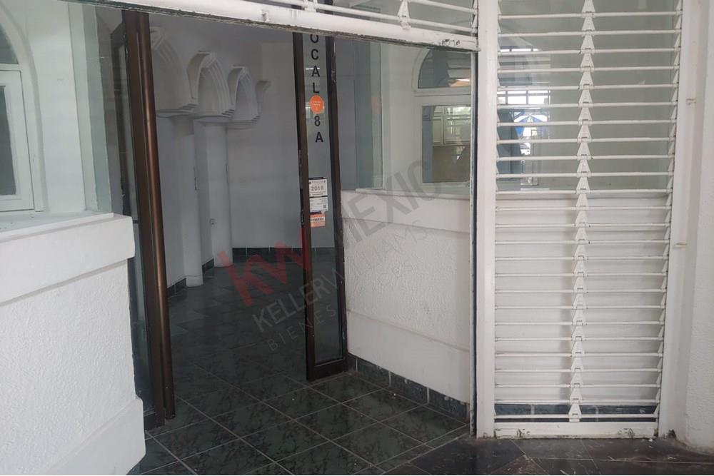 Locan Galerias Constituyentes, en plaza comercial, en renta.