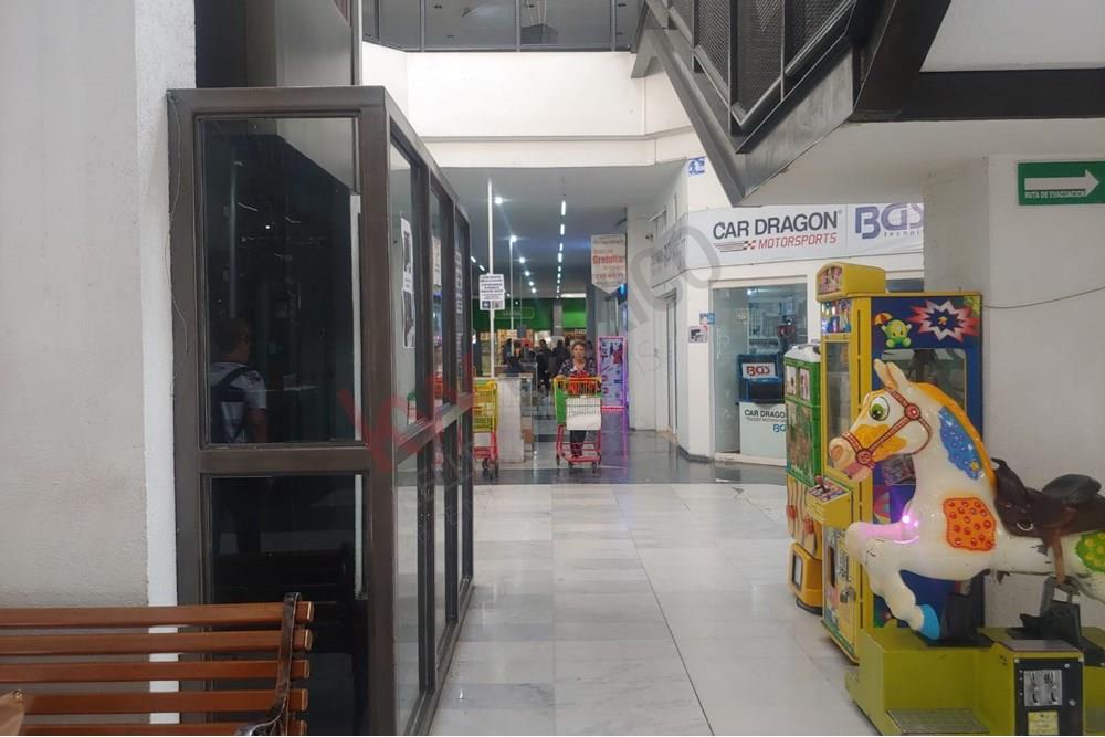 Locan Galerias Constituyentes, en plaza comercial, en renta.
