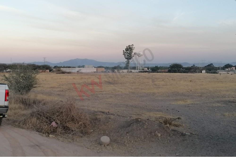 VENTA DE 2.28 HECTÁREAS CON USO INDUSTRIAL, CON TODOS LOS SERVICIOS A 2 KILÓMETROS DE LA CARRETERA MEXICO-QUERETARO