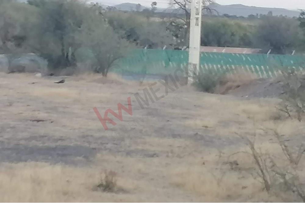 VENTA DE 2.28 HECTÁREAS CON USO INDUSTRIAL, CON TODOS LOS SERVICIOS A 2 KILÓMETROS DE LA CARRETERA MEXICO-QUERETARO