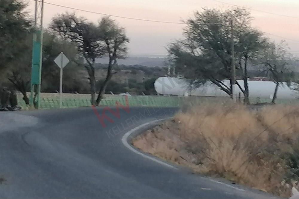 VENTA DE 2.28 HECTÁREAS CON USO INDUSTRIAL, CON TODOS LOS SERVICIOS A 2 KILÓMETROS DE LA CARRETERA MEXICO-QUERETARO