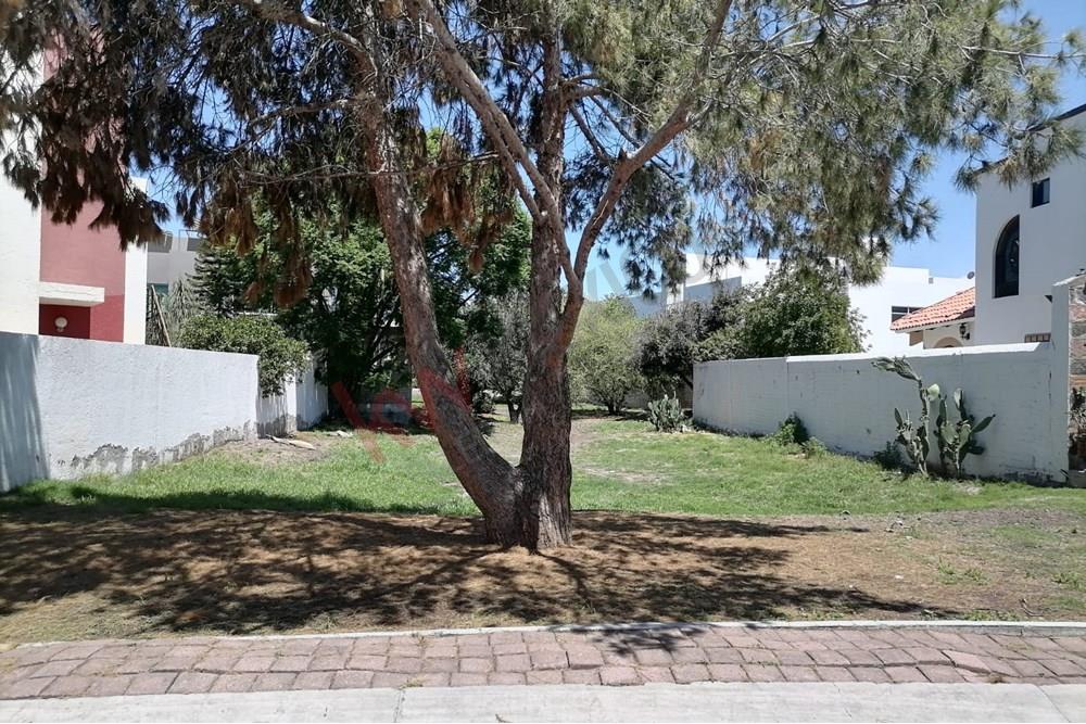 Excelente terreno ubicado en Residencial Ampliación Huertas el Carmen uno de los fraccionamientos más exclusivos de Querétaro, cuenta con una superficie total de  469.28 m2 / 18mts de frente x 26mts de fondo.