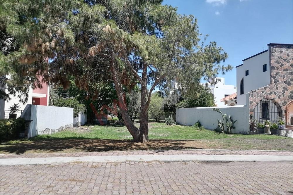 Excelente terreno ubicado en Residencial Ampliación Huertas el Carmen uno de los fraccionamientos más exclusivos de Querétaro, cuenta con una superficie total de  469.28 m2 / 18mts de frente x 26mts de fondo.