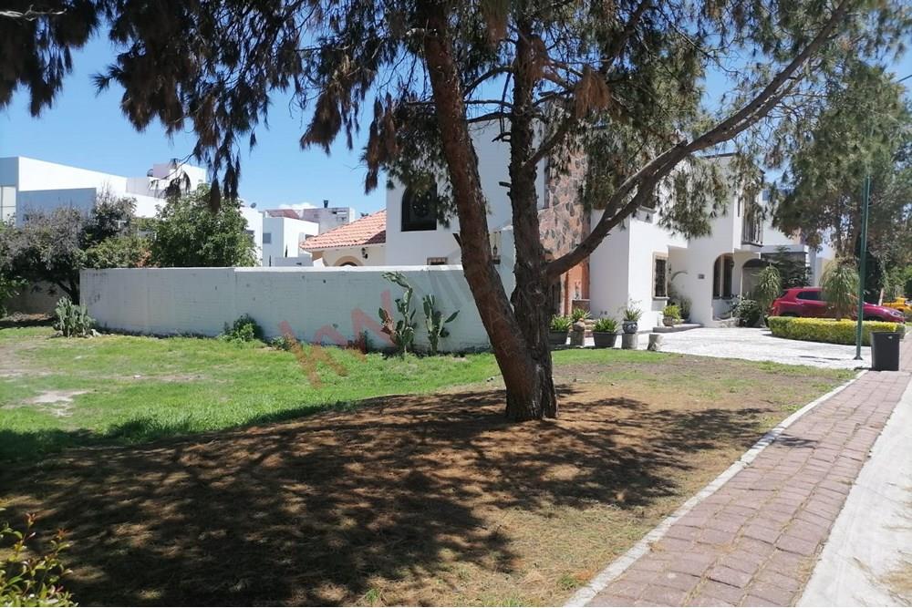 Excelente terreno ubicado en Residencial Ampliación Huertas el Carmen uno de los fraccionamientos más exclusivos de Querétaro, cuenta con una superficie total de  469.28 m2 / 18mts de frente x 26mts de fondo.