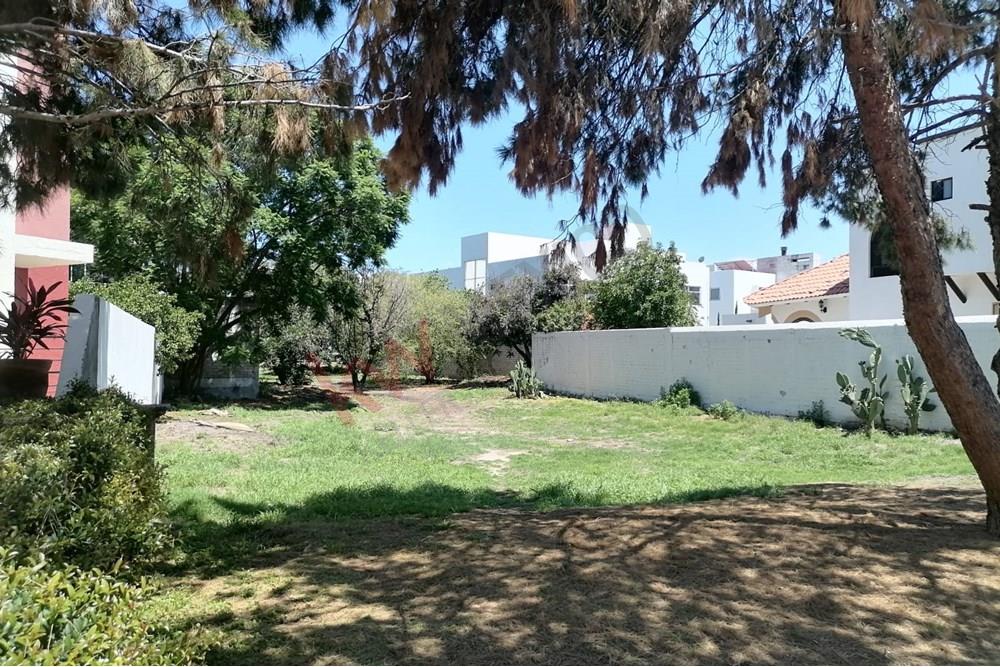 Excelente terreno ubicado en Residencial Ampliación Huertas el Carmen uno de los fraccionamientos más exclusivos de Querétaro, cuenta con una superficie total de  469.28 m2 / 18mts de frente x 26mts de fondo.