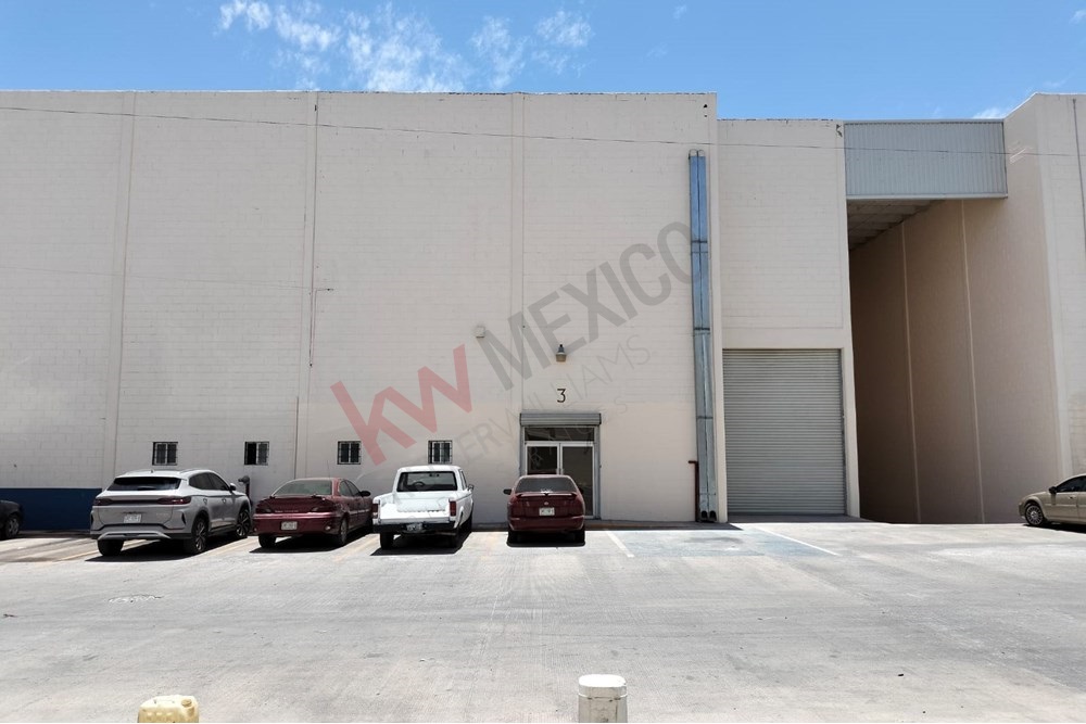 BODEGA EN RENTA CON EXCELENTE ALTURA EN ZONA NOMBRE DE DIOS