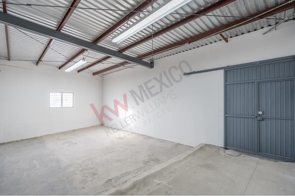 BODEGA EN RENTA ZONA AV. TOMAS FERNANDEZ CON MAXIMA SEGURIDAD