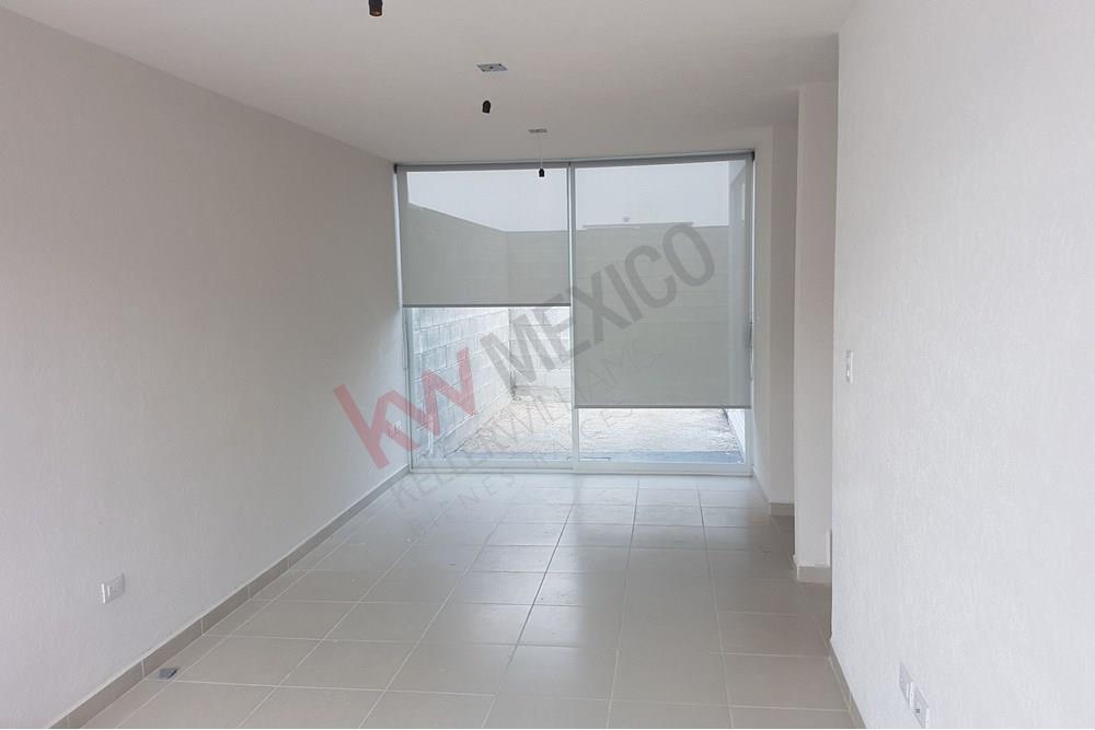 Rento casa en La Vida, Corregidora Querétaro con recámara en planta baja $8,600
