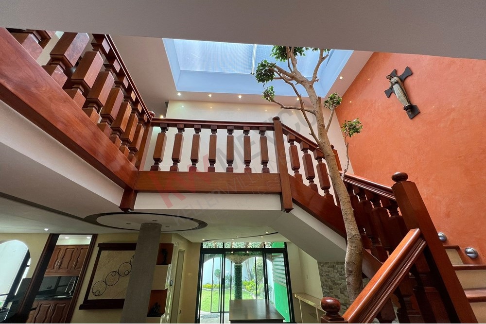 Casa en venta en Lomas de Loreto, Puebla – 4 recámaras, jardín y terraza