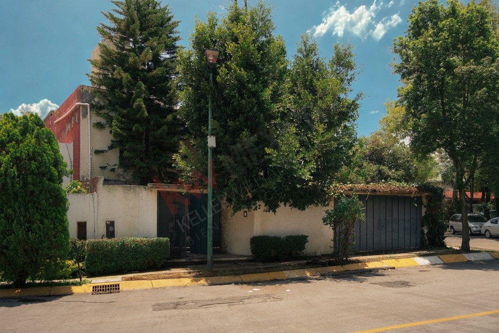 Crea el hogar de tus sueños en ésta casa para remodelar. Zona residencial. Cerca de la Universidad Anáhuac