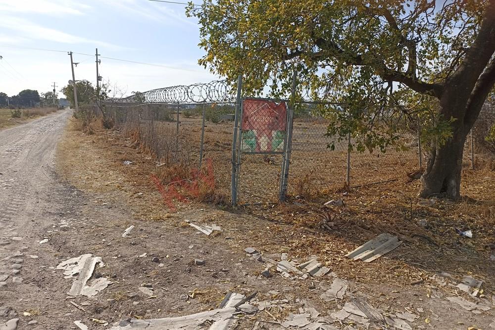 Terreno de 4478m2; en Ejido del Pueblito; cerca del C.A.M, tiene uso de suelo habitacional, cuenta con transformador y cisterna propia, bardeado con malla ciclónica.