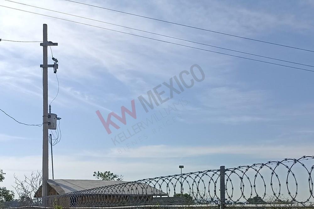 Terreno de 4478m2; en Ejido del Pueblito; cerca del C.A.M, tiene uso de suelo habitacional, cuenta con transformador y cisterna propia, bardeado con malla ciclónica.