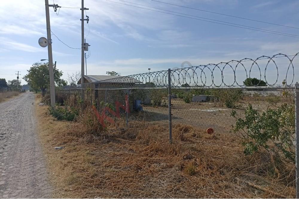 Terreno de 4478m2; en Ejido del Pueblito; cerca del C.A.M, tiene uso de suelo habitacional, cuenta con transformador y cisterna propia, bardeado con malla ciclónica.