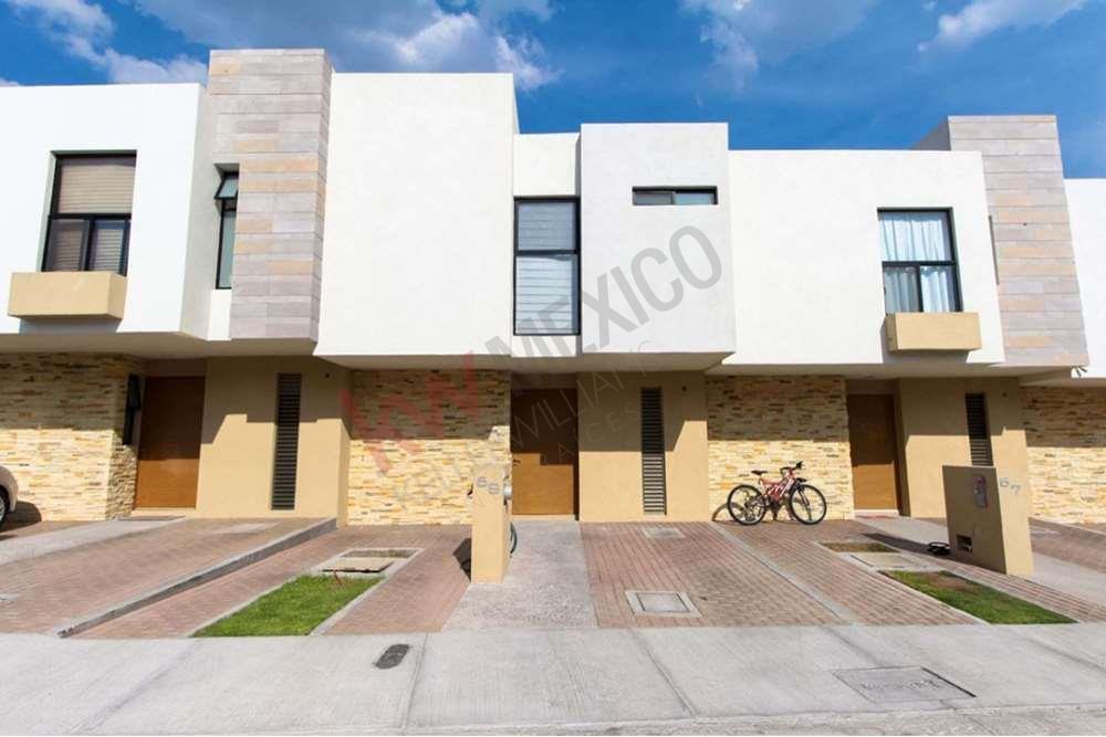 CASA MODERNA EN VENTA EN PRIVADA UBICADA EN RESIDENCIAL EL REFUGIO. TU  PRÓXIMO HOGAR!