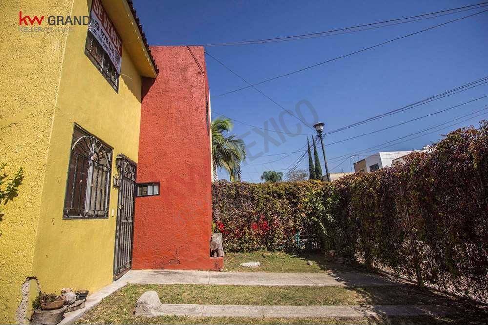 Casa en Venta en Lomas del Sur Tlajomulco con Terreno excedente escriturado