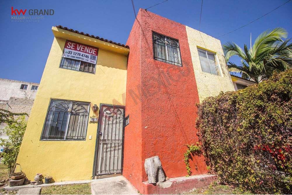 Casa en Venta en Lomas del Sur Tlajomulco con Terreno excedente escriturado