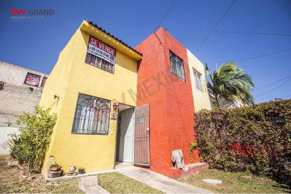 Casa en Venta en Lomas del Sur Tlajomulco con Terreno excedente escriturado