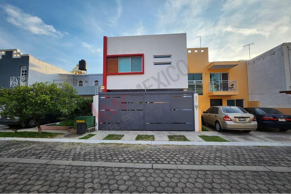 Casa de tres niveles y terraza en renta dentro de coto privado