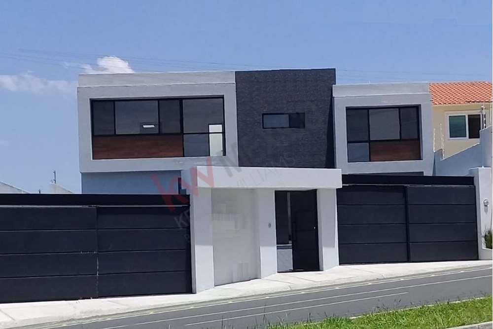 Casa en Venta JURIQUILLA Queretaro 4 habitaciones cada una con baño y  estacionamiento para 6 autos