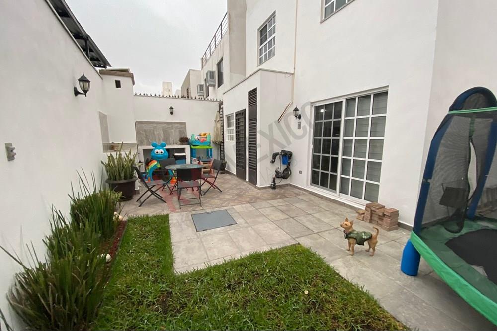 Casa Venta esquina con terreno excedente en Monterrey en fraccionamiento  privado Reserva Cumbres en exelentes condiciones