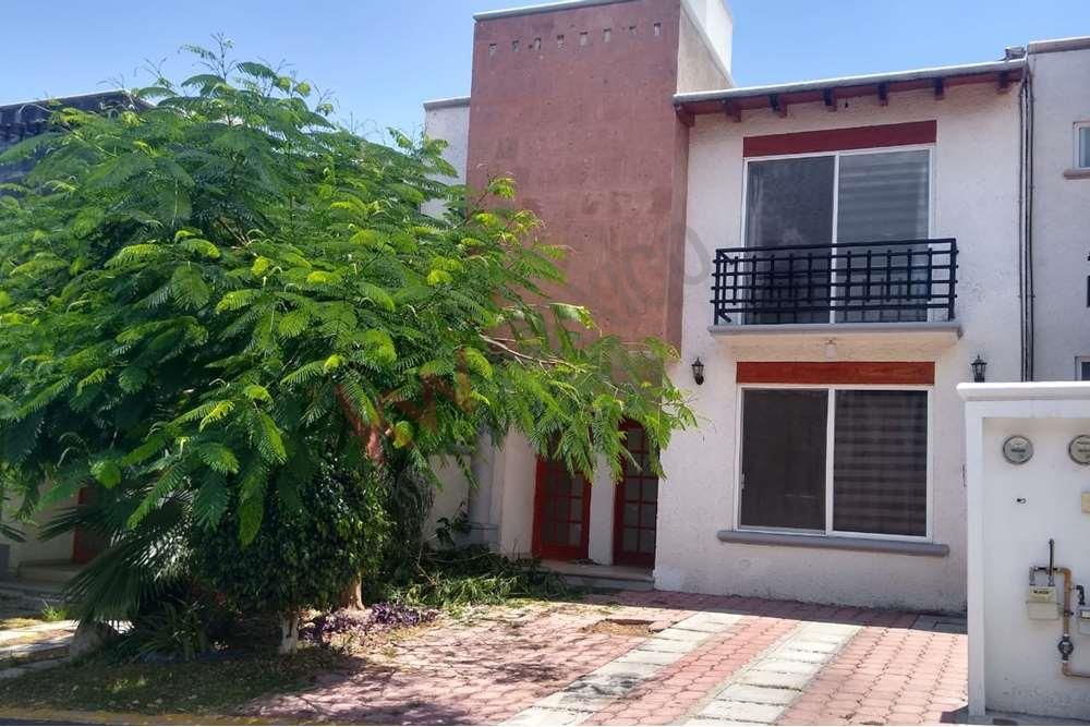 Casa en renta, con 3 recamaras, la principal con baño en la habitación, ubicada a tan solo 7 minutos de Plaza Constituyentes, en Tejeda, Corregidora, Querétaro.