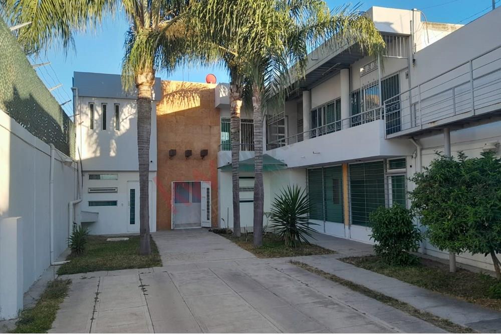 SE VENDE EDIFICIO ESTILO MODERNO EN PONCITLAN JALISCO.