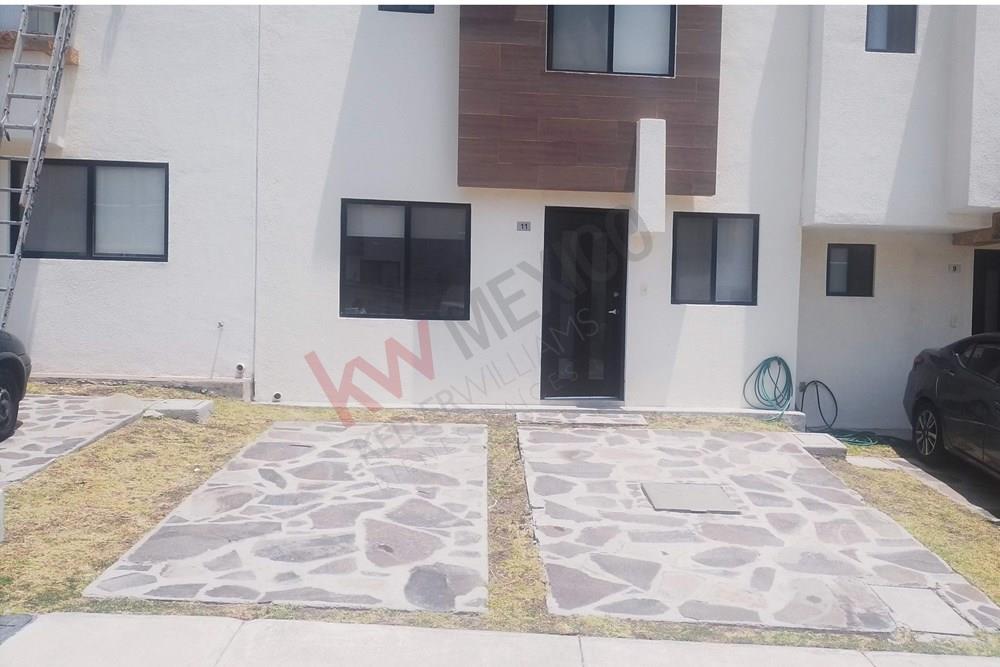 CASA PARCIALMENTE AMUEBLADA EN RENTA EN EL CANTO, FRACCIONAMIENTO ZIBATA.