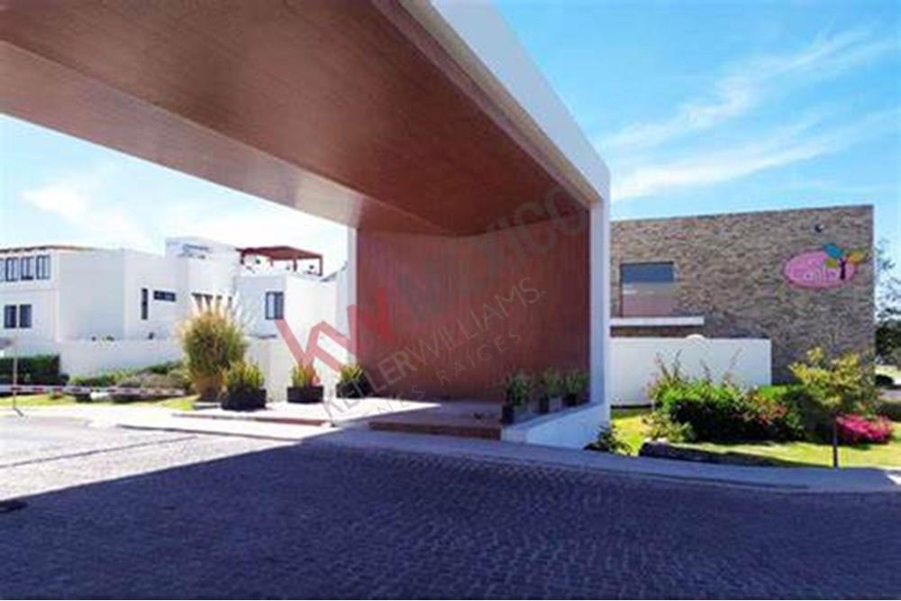 CASA PARCIALMENTE AMUEBLADA EN RENTA EN EL CANTO, FRACCIONAMIENTO ZIBATA.