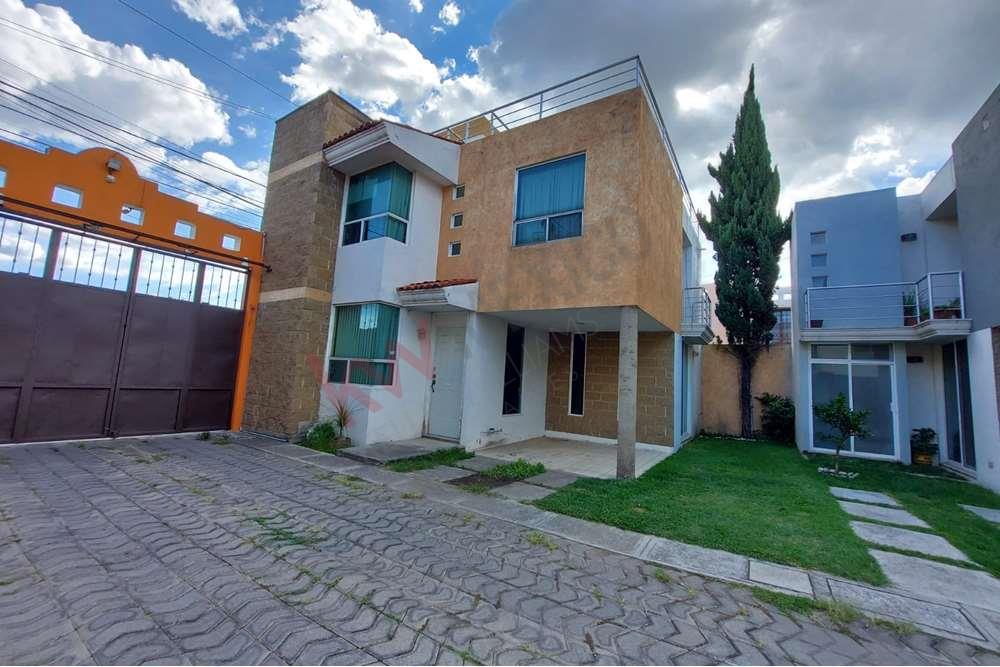 Casa en Renta en San Pedro Cholula, Santa María Xixitla, , 3 recámaras,   baños, 1 medios baños,  m2 terreno,  m2 construcción