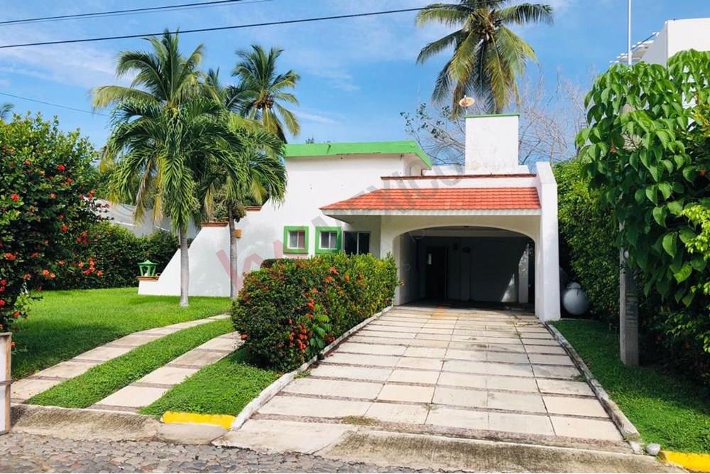 MARAVILLOSA CASA, UBICADA EN EL PRIVILEGIADO CLUB SANTIAGO EN