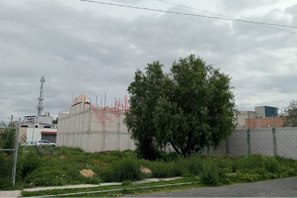 SE VENDE TERRENO HABITACIONAL EN PACHUCA 400 M2 CERCA DEL BOULEVARD COLOSIO USO HABITACIONAL EN FRACCIONAMIENTO URBANIZADO CALLES Y SERVICIOS
