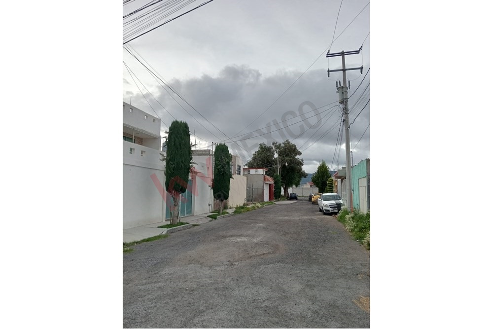 SE VENDE TERRENO HABITACIONAL EN PACHUCA 400 M2 CERCA DEL BOULEVARD COLOSIO USO HABITACIONAL EN FRACCIONAMIENTO URBANIZADO CALLES Y SERVICIOS