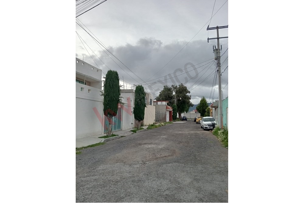 SE VENDE TERRENO HABITACIONAL EN PACHUCA 400 M2 CERCA DEL BOULEVARD COLOSIO USO HABITACIONAL EN FRACCIONAMIENTO URBANIZADO CALLES Y SERVICIOS