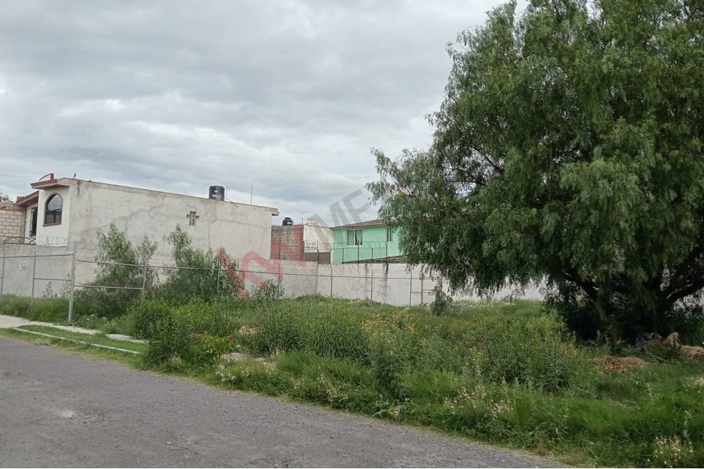 SE VENDE TERRENO HABITACIONAL EN PACHUCA 400 M2 CERCA DEL BOULEVARD COLOSIO USO HABITACIONAL EN FRACCIONAMIENTO URBANIZADO CALLES Y SERVICIOS