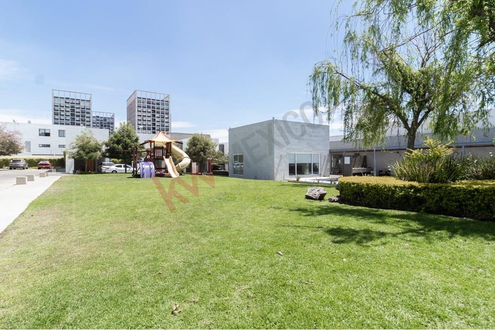 Renta de casa en Condominio Dos Caprichos Santa Fe Juriquilla  con 4 recámaras
