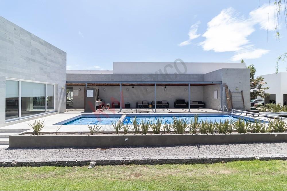 Renta de casa en Condominio Dos Caprichos Santa Fe Juriquilla  con 4 recámaras