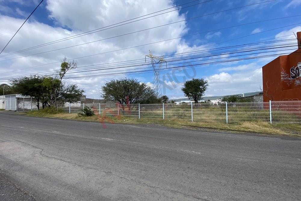 RENTA! TERRENO DE 1,094M2, USO DE SUELO COMERCIAL, A 3 KM DE EL REFUGIO, QUERÉTARO!