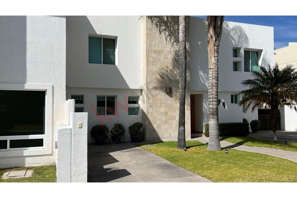 CASA EN VENTA EN MISION CONCA QUERETARO CON AMENIDES, ALBERCA Y JUEGOS  INFANTILES