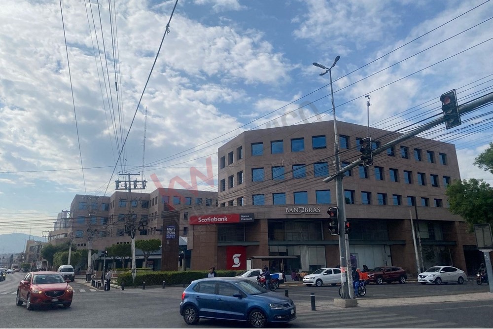 OFICINA EN EDIFICIO CORPORATIVO CENTRICO EN QUERETARO