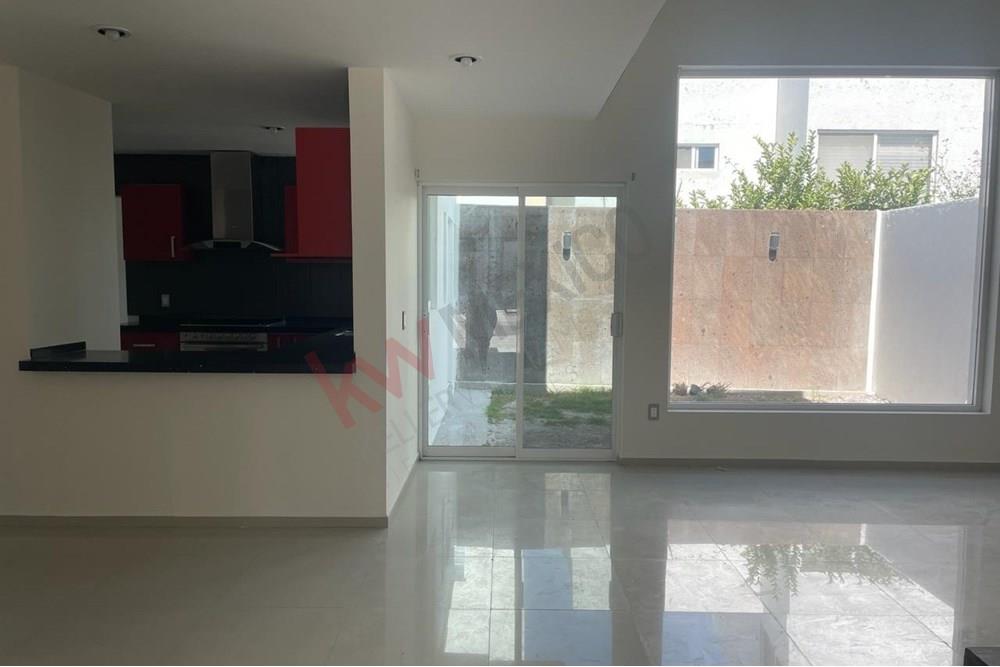 Casa con recamar en PB, en privada con vigilancia, Fraccionamiento La Cima, Querétaro