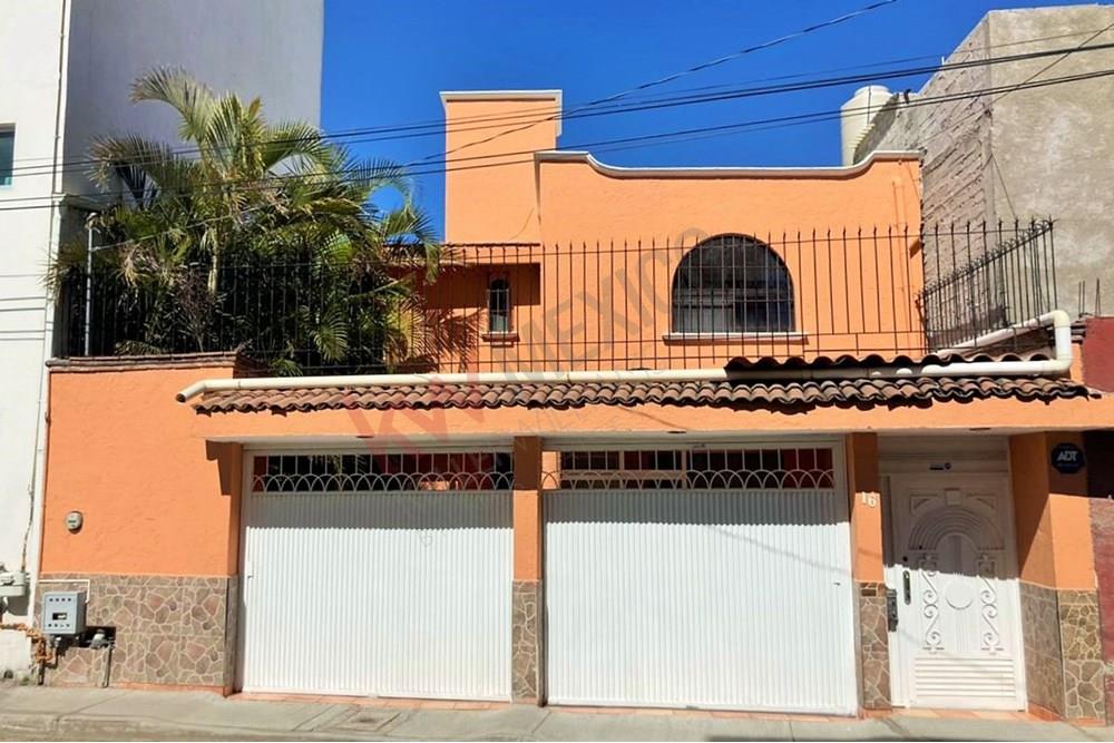 Casa con excelente ubicación y prácticos espacios, cerca del Tec de Monterrey.