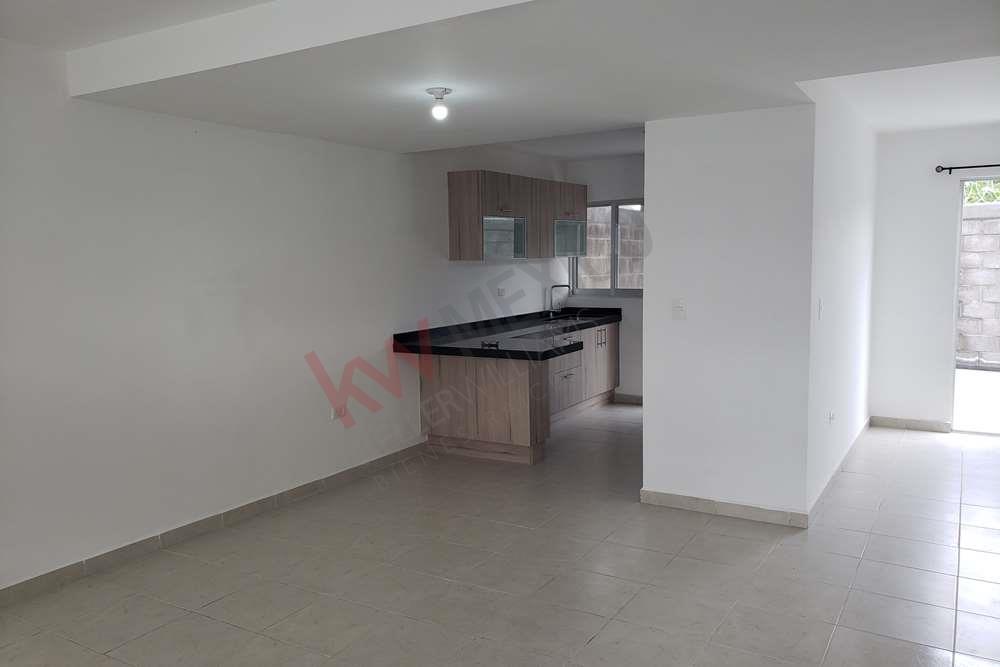 Casa en venta en Sonterra, en esquina con pasillo lateral y sala de TV en planta baja, en Querétaro.