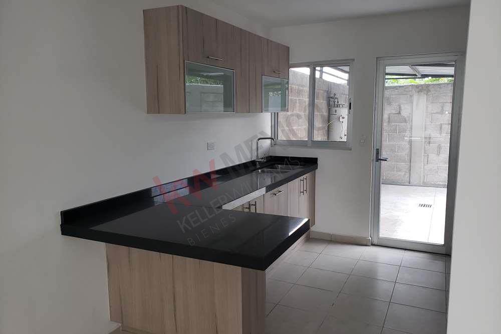 Casa en venta en Sonterra, en esquina con pasillo lateral y sala de TV en planta baja, en Querétaro.