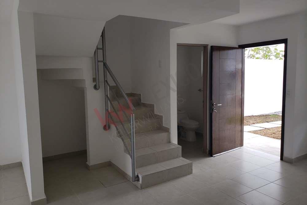 Casa en venta en Sonterra, en esquina con pasillo lateral y sala de TV en planta baja, en Querétaro.